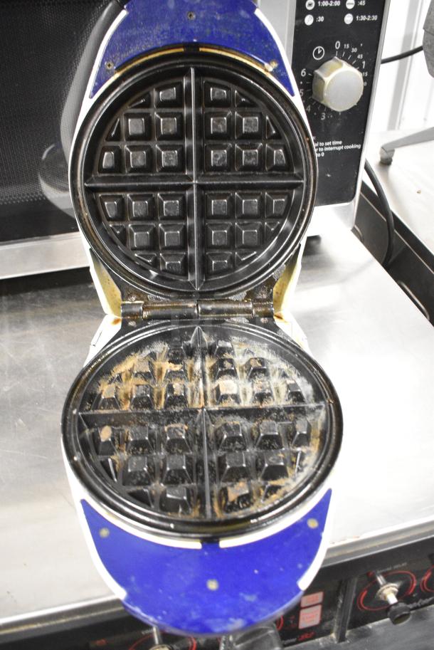 Proctor Silex 26500 Metal Countertop Waffle Maker. 120 Volts, 1 Phase. Tested and Working! - Image 4 of 6