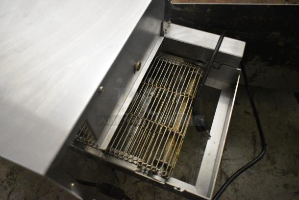 Avantco 177CNVYOV10A Stainless Steel Commercial Countertop Electric Powered Conveyor Pizza Oven. 120 Volts, 1 Phase. Tested and Gets Hot But Parts Do Not Move - Image 4 of 6