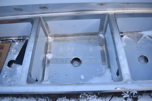 BRAND NEW SCRATCH AND DENT! Regency 600S32323 78" 16-Gauge Stainless Steel Three Compartment Commercial Sink with Stainless Steel Legs, Cross Bracing, and without Drainboards - 23" x 23" x 12" Bowls - Image 3 of 5