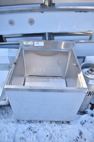 BRAND NEW SCRATCH AND DENT! Regency 600BB2424 24" x 24" Stainless Steel Beer Box with 3" Backsplash - 20 3/4" x 21 3/4" x 18" Bowl