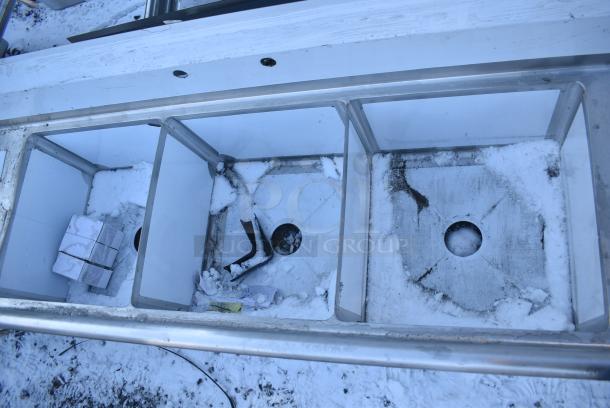 BRAND NEW SCRATCH AND DENT! Steelton 522CS31818LR 90" 18-Gauge Stainless Steel Three Compartment Commercial Sink with 2 Drainboards - 18" x 18" x 12" Bowls. No Legs. - Image 4 of 6