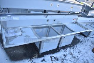 BRAND NEW SCRATCH AND DENT! Regency 600S21818224 Stainless Steel 2 Bay Sink w/ Dual Drain Boards. No Legs.