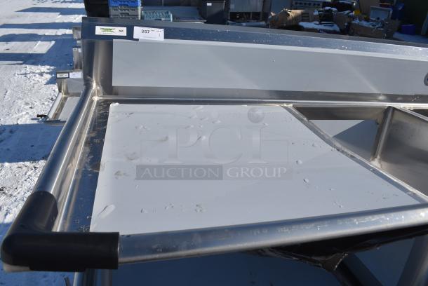 BRAND NEW SCRATCH AND DENT! Regency 600S31620224 16 Gauge Stainless Steel Three Compartment Commercial Sink with 2 Drainboards. No Legs. - Image 2 of 7