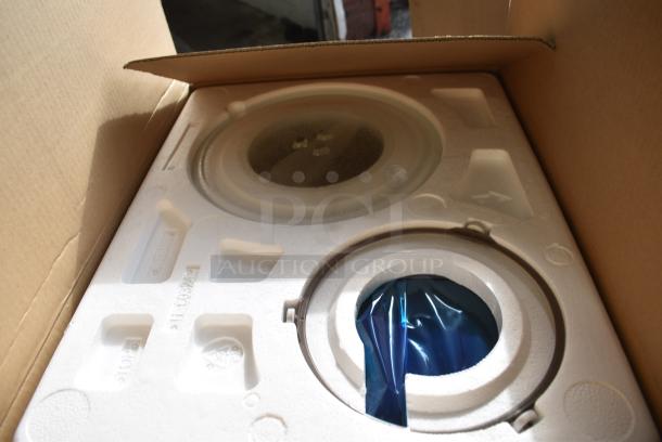 BRAND NEW SCRATCH AND DENT! General Electric GE JEM3072DH1BB 0.7 Cu. Ft. Spacemaker Countertop Microwave Oven. - Image 3 of 5