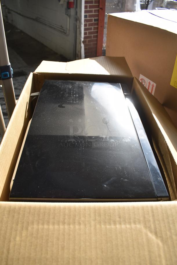 BRAND NEW SCRATCH AND DENT! Summit SM902BL Compact Microwave. 120 Volts, 1 Phase. - Image 3 of 4