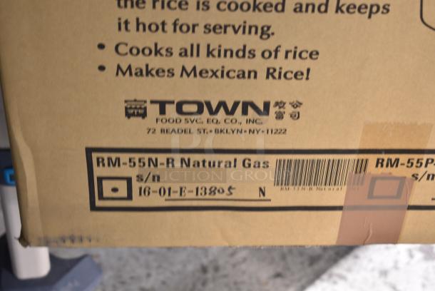 BRAND NEW SCRATCH AND DENT! Town Food Service RM-55N-R 55 Cup RiceMaster Natural Gas Rice Cooker - Image 4 of 5