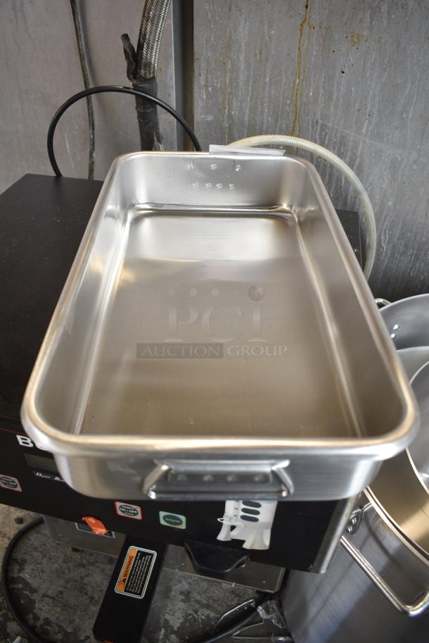 BRAND NEW SCRATCH AND DENT! Vollrath 68366 Wear-Ever 11.25 Qt. Aluminum Roasting Pan with Handles - 19 3/4" x 10 7/8" x 3 5/8" - Image 1 of 5