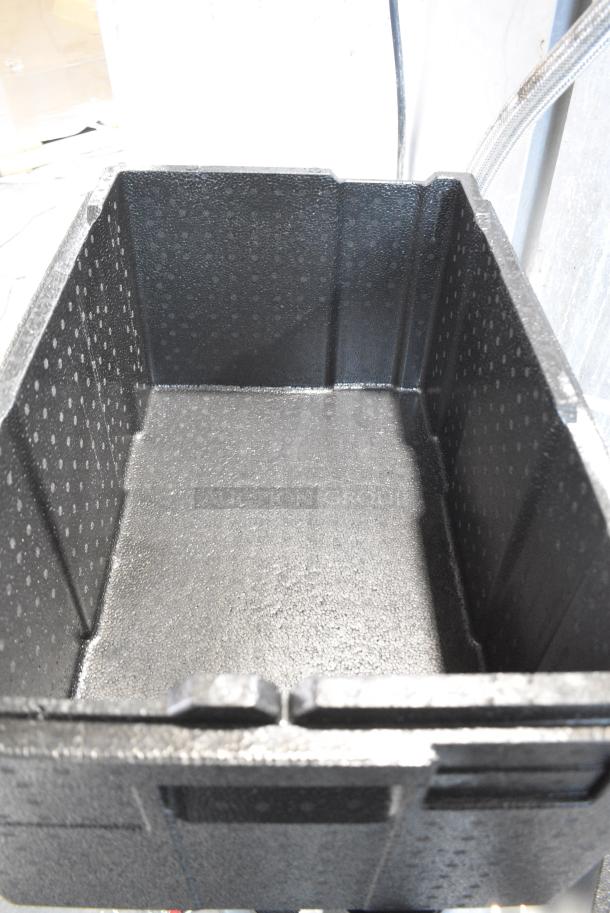 BRAND NEW SCRATCH AND DENT! Cambro Black Insulated Food Case. - Image 5 of 6