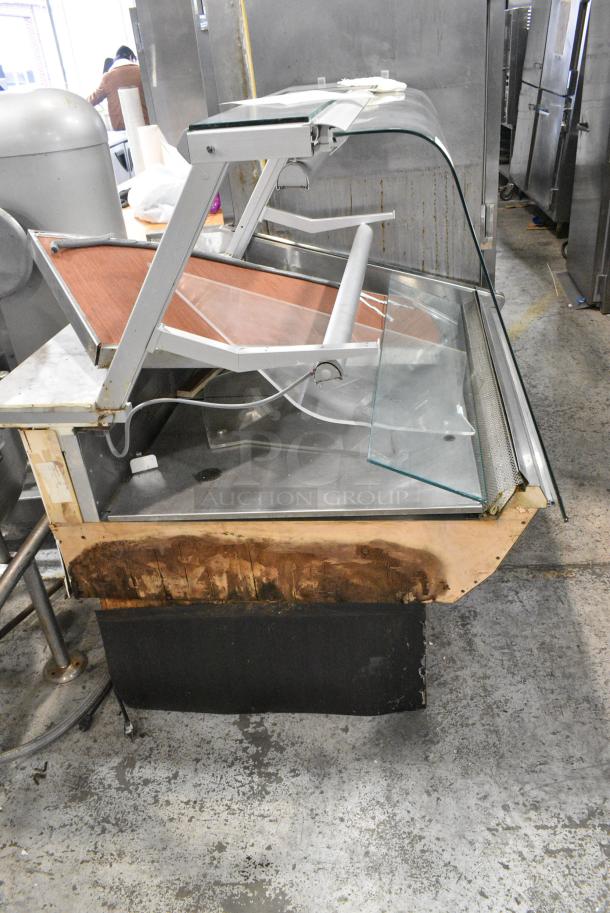 Royal TM04LSC Metal Commercial Floor Style Deli Display Case Merchandiser. Tested and Powers On But Does Not Get Cold - Image 3 of 9