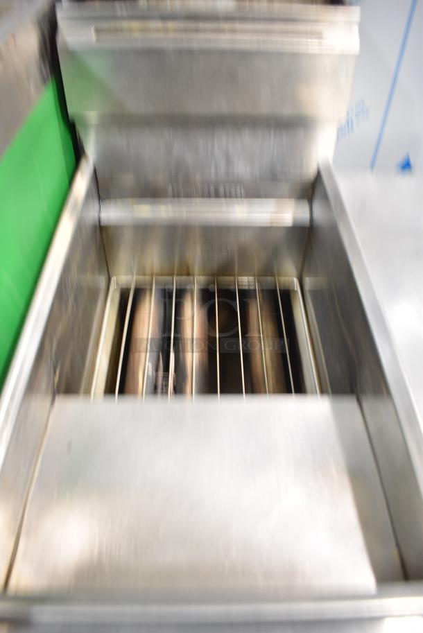 American Range AF-35/50 Stainless Steel Commercial Floor Style Natural Gas Powered Deep Fat Fryer w/ 2 Metal Fry Baskets. 40,000 BTU. - Image 4 of 6