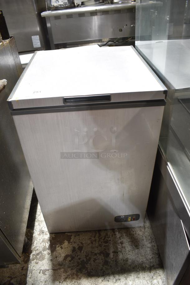 Avanti CF10016PE Metal Chest Freezer w/ Hinge Lid. 115 Volts, 1 Phase. Tested and Working! - Image 1 of 4