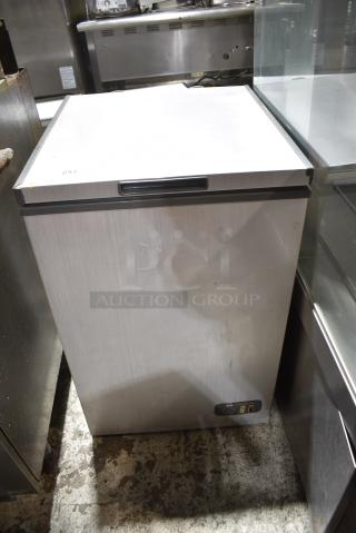 Avanti CF10016PE Metal Chest Freezer w/ Hinge Lid. 115 Volts, 1 Phase. Tested and Working!