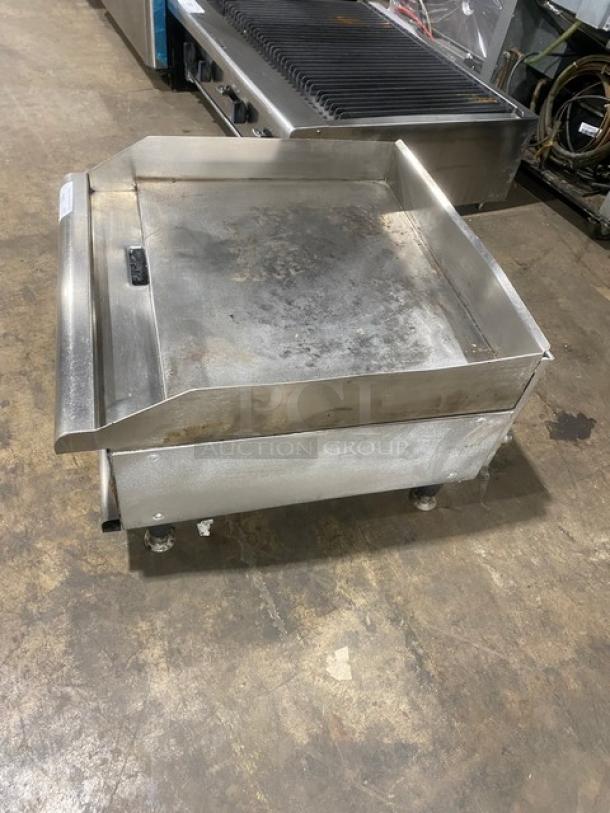 APW Wyott Champion Cook Series Commercial Stainless Steel Natural Gas Powered 24" Countertop Flat Griddle! With 1" Thick Smooth Polished Steel Griddle Plate! With Back & Side Splash! With Snap-Action Thermostatic Controls! On Legs! - Image 3 of 7
