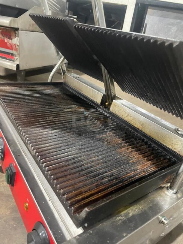 Avantco Commercial Stainless Steel Electric Powered Countertop Dual Panini/Sandwich Press Grill! With Grooved Cast Iron Grate Plates! With Thermostatic Controls! Model: 177PG400 SN: CK-230628R-1376! 120V X2! - Image 5 of 8