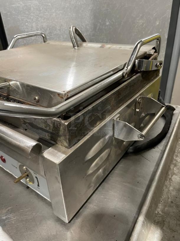 Eurodib Commercial Stainless Steel Electric Powered Countertop Panini/Sandwich Press Grill! With Grooved Grate Plates! With Handles! Model: SFE02345-120! 120V 1 Phase! - Image 2 of 8