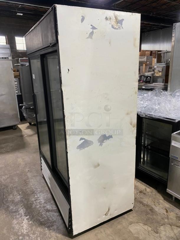 True Commercial Black Double Sliding Glass Door Reach In Refrigerator Merchandiser! With Wire Racks! Model: GDM-45 SN:1-3042799! 115V 1 Phase! - Image 4 of 8