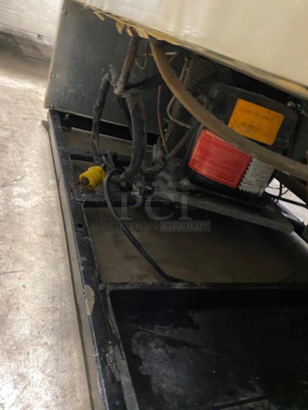 True Commercial Black Double Sliding Glass Door Reach In Refrigerator Merchandiser! With Wire Racks! Model: GDM-45 SN:1-3042799! 115V 1 Phase! - Image 8 of 8