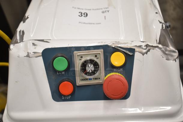 BRAND NEW SCRATCH AND DENT! Estella 348SM20 Metal Commercial 20 Qt. / 28 lb. Two-Speed Spiral Dough Mixer w/ Stainless Steel Mixing Bowl, Bowl Guard and Dough Hook Attachment. 120 Volts, 1 Phase. - Image 3 of 7