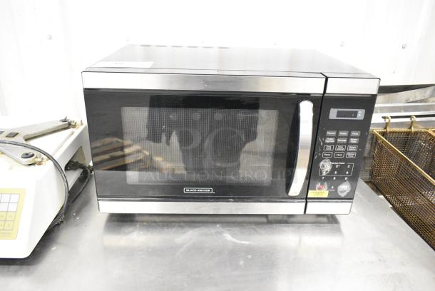 Black & Decker EM031M2SD Countertop Microwave Oven. 120 Volts, 1 Phase. - Image 1 of 3