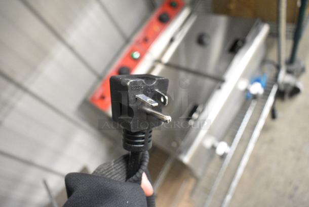 BRAND NEW SCRATCH AND DENT! Avantco 177F202 Stainless Steel Countertop Electric Powered 2 Bay Fryer w/ 2 Metal Baskets and 2 Lids. 208-240 Volts, 1 Phase. - Image 3 of 5