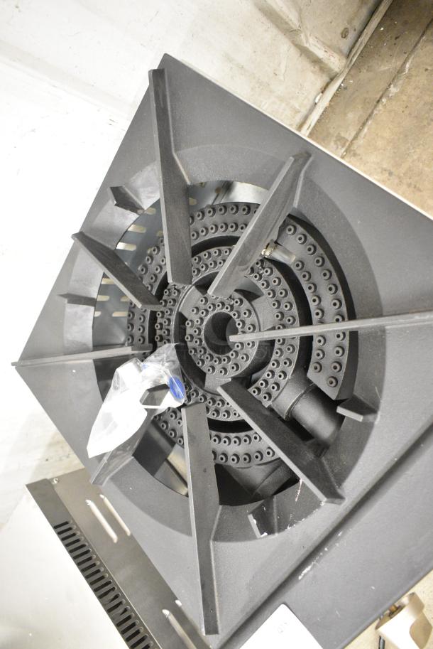 BRAND NEW SCRATCH AND DENT! Cooking Performance Group CPG-SP-18-N Natural Gas Stock Pot Range - 80,000 BTU - Image 4 of 5