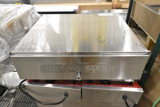 BRAND NEW SCRATCH AND DENT! Avantco Stainless Steel Commercial Countertop Case.
