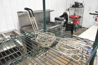 BRAND NEW SCRATCH AND DENT! 407FBTACCUP6 Choice 6" Tortilla Double Taco Cup Fry Basket