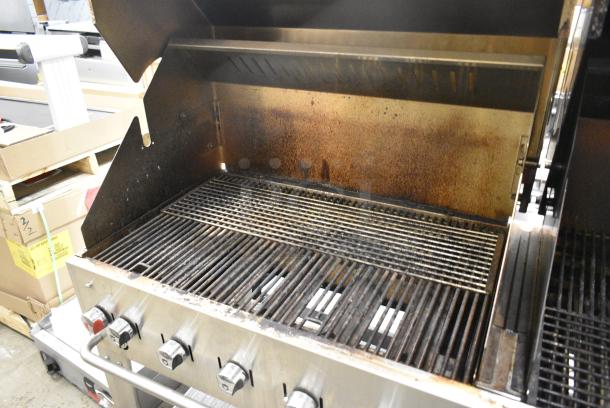 Crown Verity MCB Stainless Steel Propane Gas Powered Portable Outdoor Grill. - Image 4 of 6