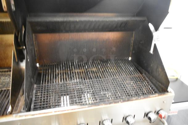 Crown Verity MCB Stainless Steel Propane Gas Powered Portable Outdoor Grill. - Image 5 of 6