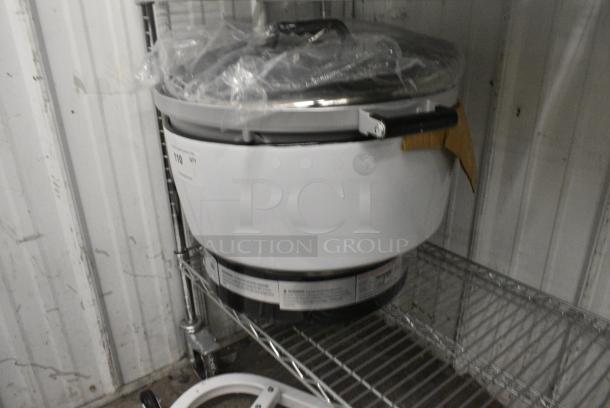 BRAND NEW SCRATCH AND DENT! Avantco 177GRCB110LP Liquid Propane 110 Cup (55 Cup Raw) Gas Rice Cooker / Warmer - 25,000 BTU - Image 2 of 4