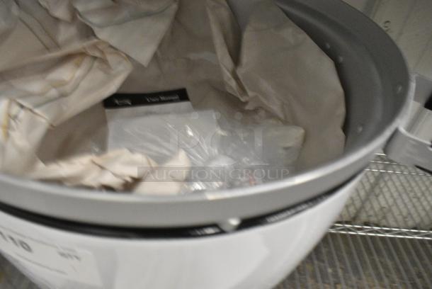 BRAND NEW SCRATCH AND DENT! Avantco 177GRCB110LP Liquid Propane 110 Cup (55 Cup Raw) Gas Rice Cooker / Warmer - 25,000 BTU - Image 3 of 4