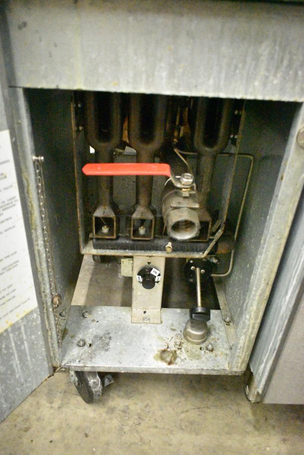 Patriot FM-90/NG Stainless Steel Commercial Floor Style Natural Gas Powered Deep Fat Fryer w/ 2 Metal Fry Baskets and Splash Guard on Commercial Casters. 90,000 BTU. - Image 4 of 5