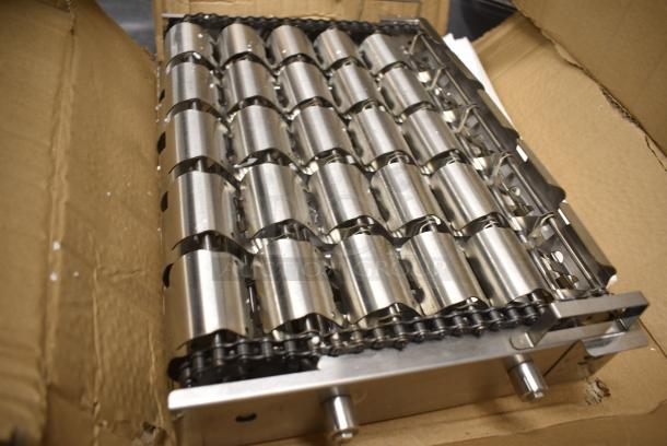 BRAND NEW SCRATCH AND DENT! Stainless Steel Commercial Vertical Conveyor Toaster Piece. - Image 3 of 3