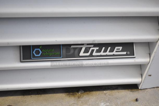 BRAND NEW SCRATCH AND DENT! 2024 True TSCI-600R-G-PH Metal Commercial Single Door Reach In Cooler Merchandiser w/ Poly Coated Racks. 115 Volts, 1 Phases. Tested and Working! - Image 4 of 8