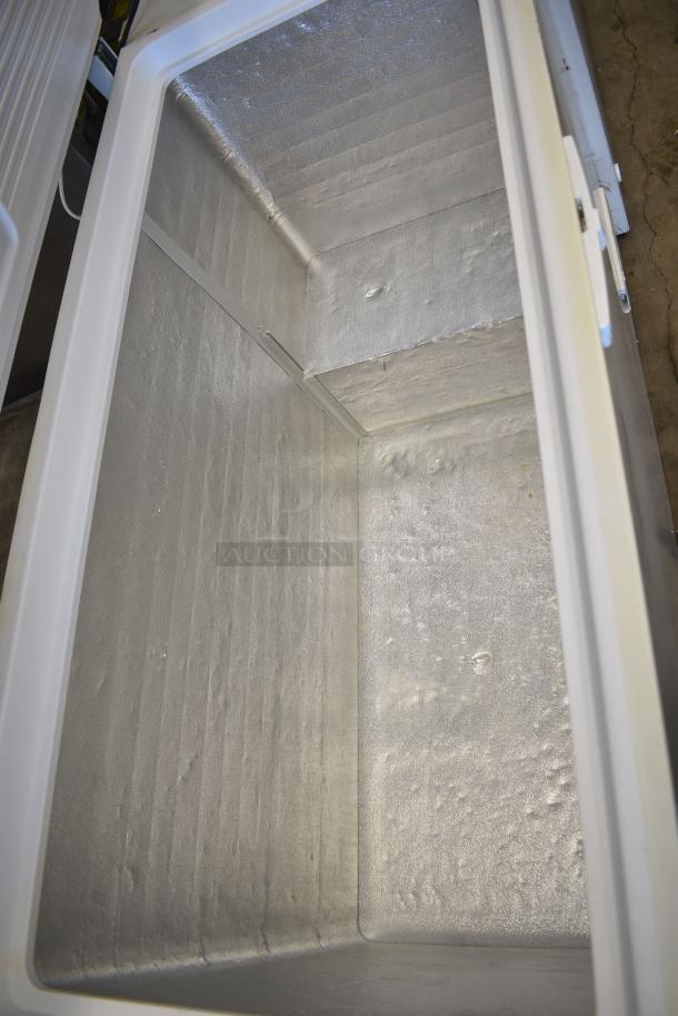 Whirlpool WZC5216LW Metal Chest Freezer w/ Hinge Lid. 115 Volts, 1 Phase. Tested and Working! - Image 3 of 5