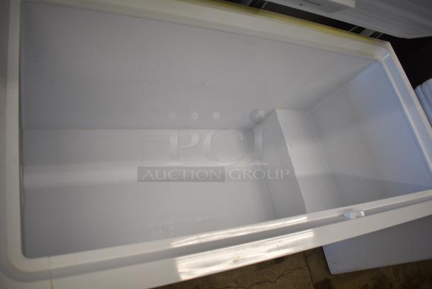 Frigidaire FFCL1542AW Metal Chest Freezer w/ Hinge Lid. 115 Volts, 1 Phase. Tested and Working! - Image 3 of 6