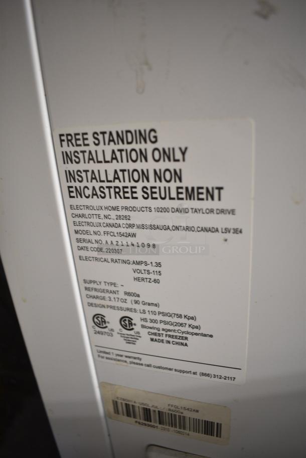 Frigidaire FFCL1542AW Metal Chest Freezer w/ Hinge Lid. 115 Volts, 1 Phase. Tested and Working! - Image 6 of 6