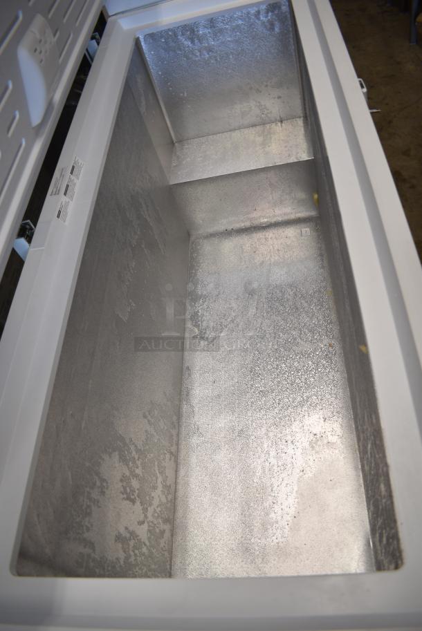 General Electric GE Metal Chest Freezer w/ Hinge Lid. 115 Volts, 1 Phase. Tested and Working! - Image 3 of 4