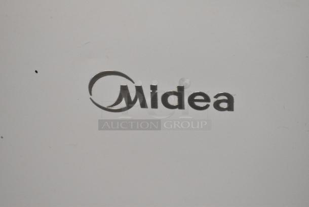 Midea MRC070SOAWW Metal Chest Freezer w/ Hinge Lid. 115 Volts, 1 Phase. Tested and Working! - Image 2 of 5
