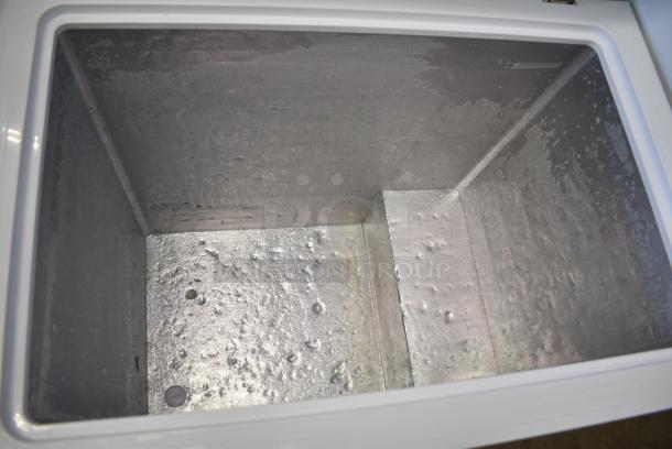 Midea MRC070SOAWW Metal Chest Freezer w/ Hinge Lid. 115 Volts, 1 Phase. Tested and Working! - Image 3 of 5