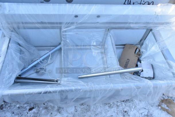 BRAND NEW SCRATCH AND DENT! Steelton 522CS31824LR 90" 18-Gauge Stainless Steel Three Compartment Commercial Sink with 2 Drainboards - 18" x 24" x 12" Bowls. No Legs. - Image 5 of 7