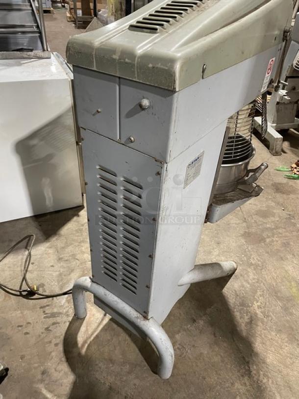 Fleetwood Star Mix Commercial Floor Model 30 Quart Planetary Mixer! With Stainless Steel Bowl Guard & Mixing Bowl! With Dough Hook Attachment! Model: PL30HA SN: 319282! 115V 1 Phase! - Image 3 of 12