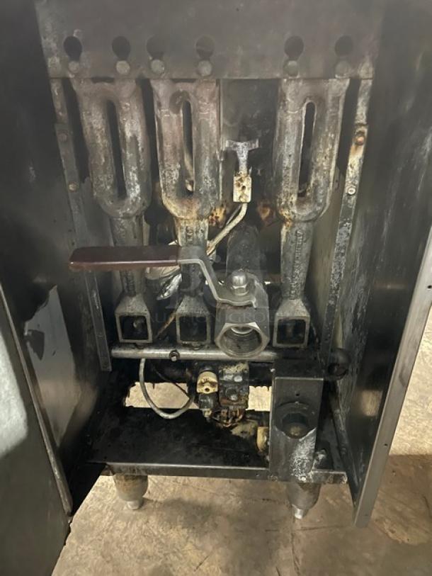 American Range Commercial Stainless Steel Natural Gas Powered Deep Fat Fryer! With Back Splash! On Legs! - Image 5 of 10