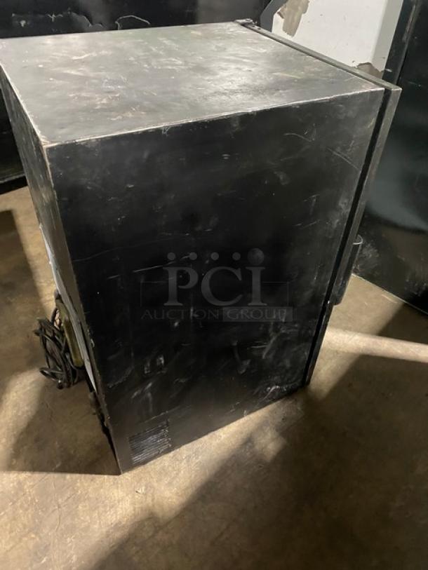 Beverage-Air Commercial Black Single Glass Door Countertop Merchandiser Refrigerator! With Poly Coated Wire Racks! Model: UR30G SN: 7255177! 115V 1 Phase! - Image 4 of 9