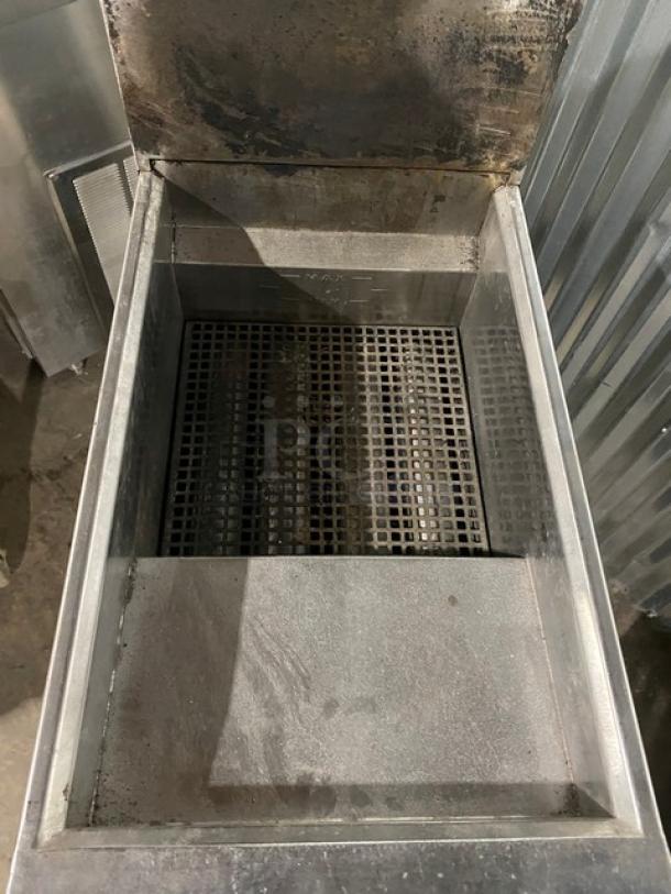 Venancio Commercial Stainless Steel Liquid Propane Powered Deep Fat Fryer! With Back Splash! SN: 2449902110190621! On Casters! - Image 5 of 10