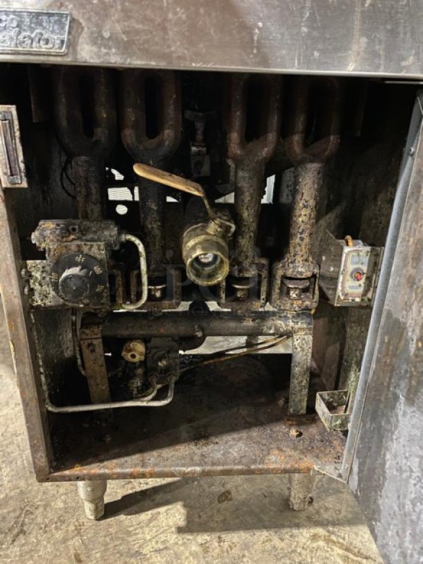 Pitco Frialator Series Commercial Stainless Steel Natural Gas Powered Deep Fat Fryer! With Back Splash! On Legs! - Image 6 of 9