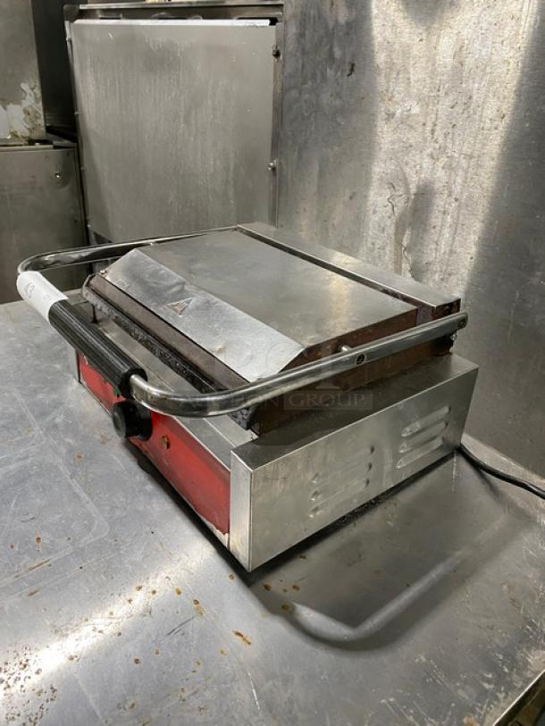 Avantco Commercial Stainless Steel Electric Powered Countertop Panini/Sandwich Press Grill! With Smooth Cast Iron Grates! - Image 2 of 8