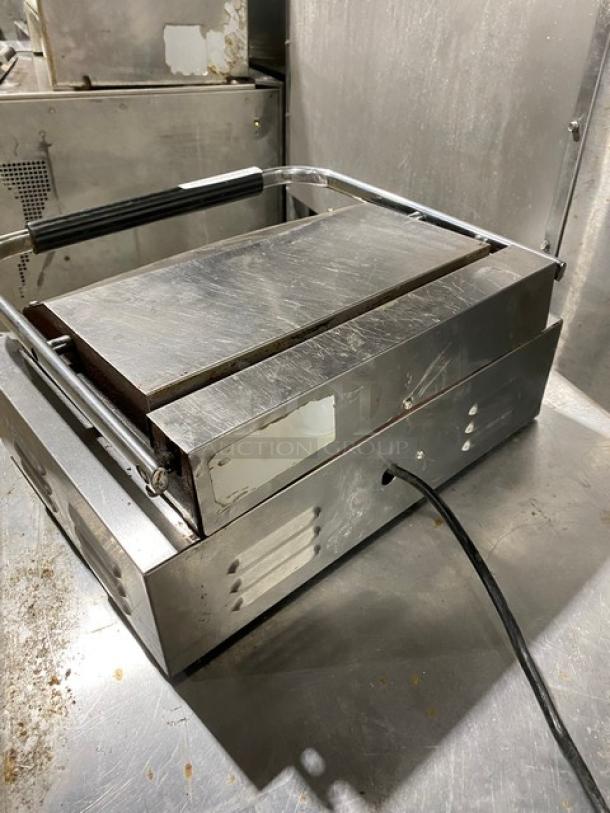 Avantco Commercial Stainless Steel Electric Powered Countertop Panini/Sandwich Press Grill! With Smooth Cast Iron Grates! - Image 3 of 8