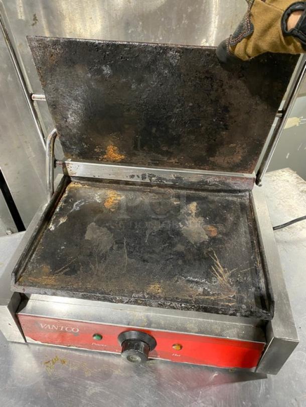 Avantco Commercial Stainless Steel Electric Powered Countertop Panini/Sandwich Press Grill! With Smooth Cast Iron Grates! - Image 5 of 8