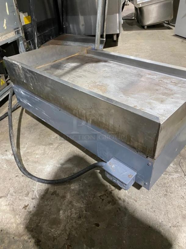 Toastmaster Pro-Series Commercial Electric Powered Countertop Flat Griddle! With Thermostatic Controls! With Back & Side Splash! - Image 4 of 8